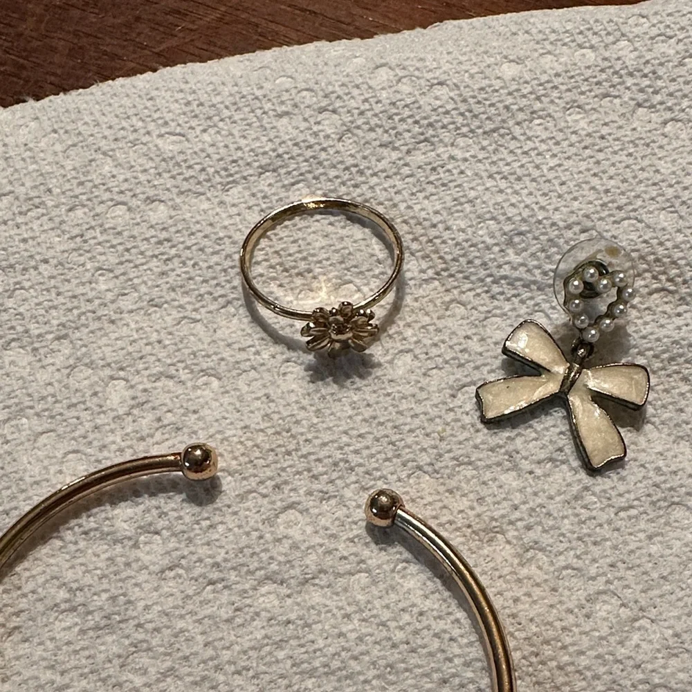 Elegant Gold Bracelet, Ring, and Earrings Set - Picture 4 of 13